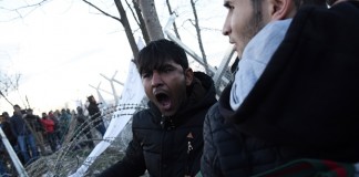 Teargas fired as refugees try to breach Greece-Macedonia border