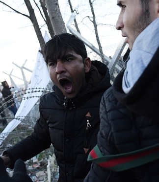 Teargas fired as refugees try to breach Greece-Macedonia border